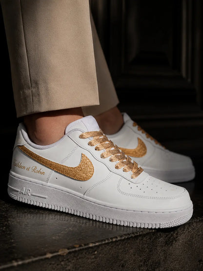 Nike Air Force 1 custom glitter gold pour couple et mariage, baskets blanches premium avec détails pailletés or et personnalisation élégante.