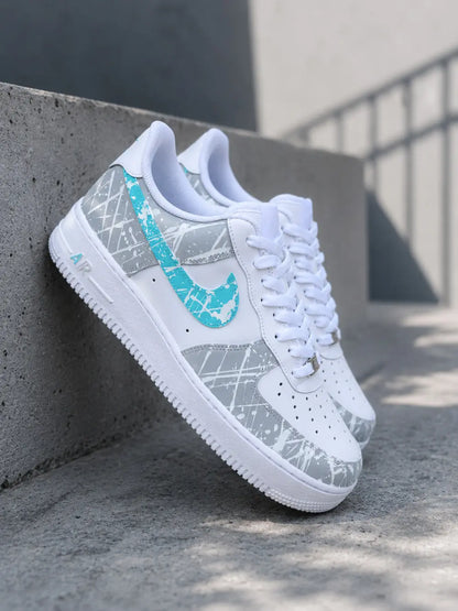 Nike Air Force 1 gris et bleu turquoise personnalisée avec design peinture éclaboussée et style streetwear tendance.