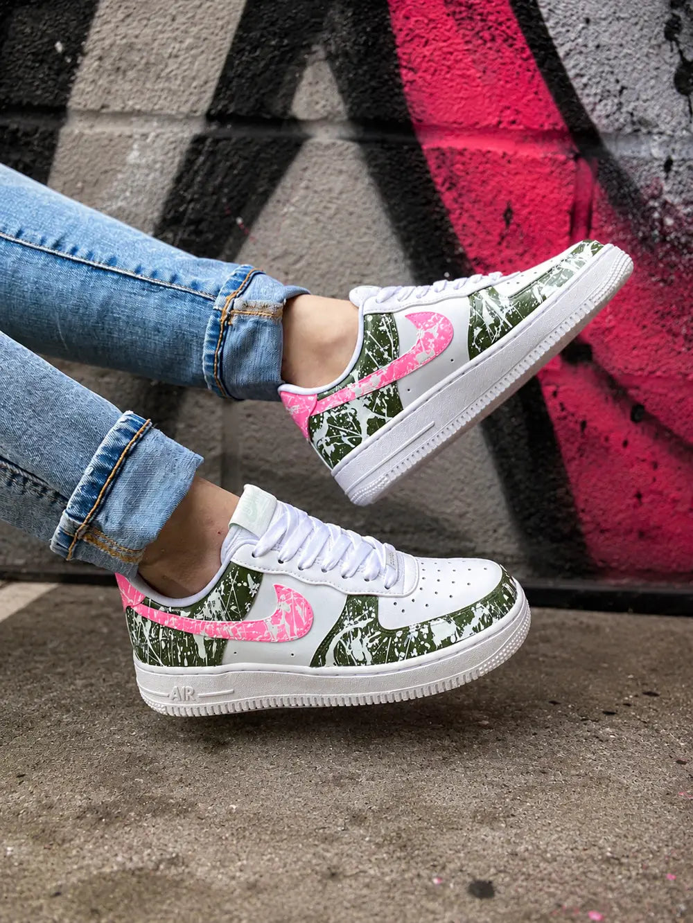Nike Air Force 1 personnalisée kaki vert et rose fluo avec effet éclaboussure peinture sur base blanche.