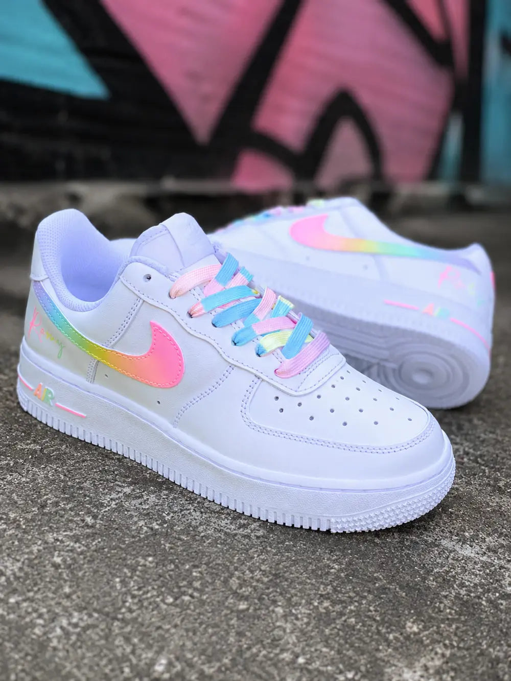 Nike Air Force 1 multicolore pastel femme avec lacets arc-en-ciel et détails personnalisés, basket custom tendance premium.