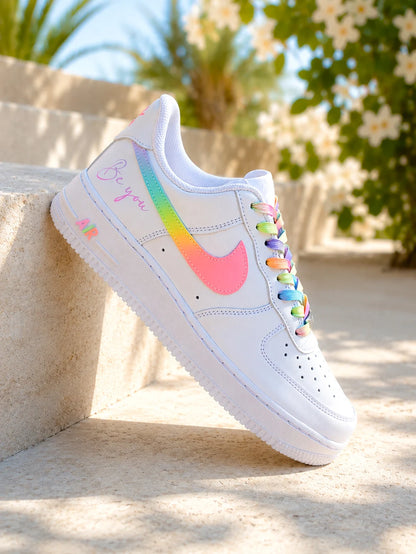 Vue arrière d'une Nike Air Force 1 personnalisée pastel avec swoosh dégradé multicolore, personnalisation artisanale.