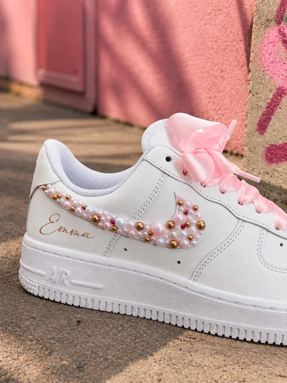 Nike Air Force 1 personnalisée prénom Emma avec swoosh en perles roses et dorées, création artisanale premium femme