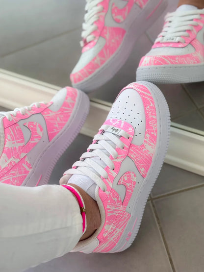 Nike Air Force 1 rose fluo peinte à la main