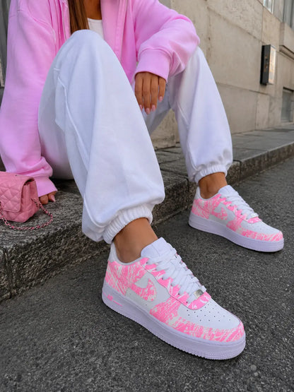 Basket rose fluo femme Air Force 1 gros plan avec détails splash rose néon sur base blanche, sneakers premium personnalisées.