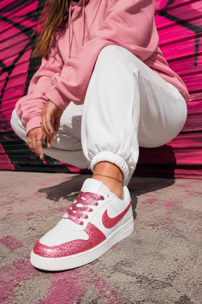 Basket Nike Air Force glitter rose portée avec outfit streetwear femme blanc et rose, sneaker personnalisée à paillettes roses