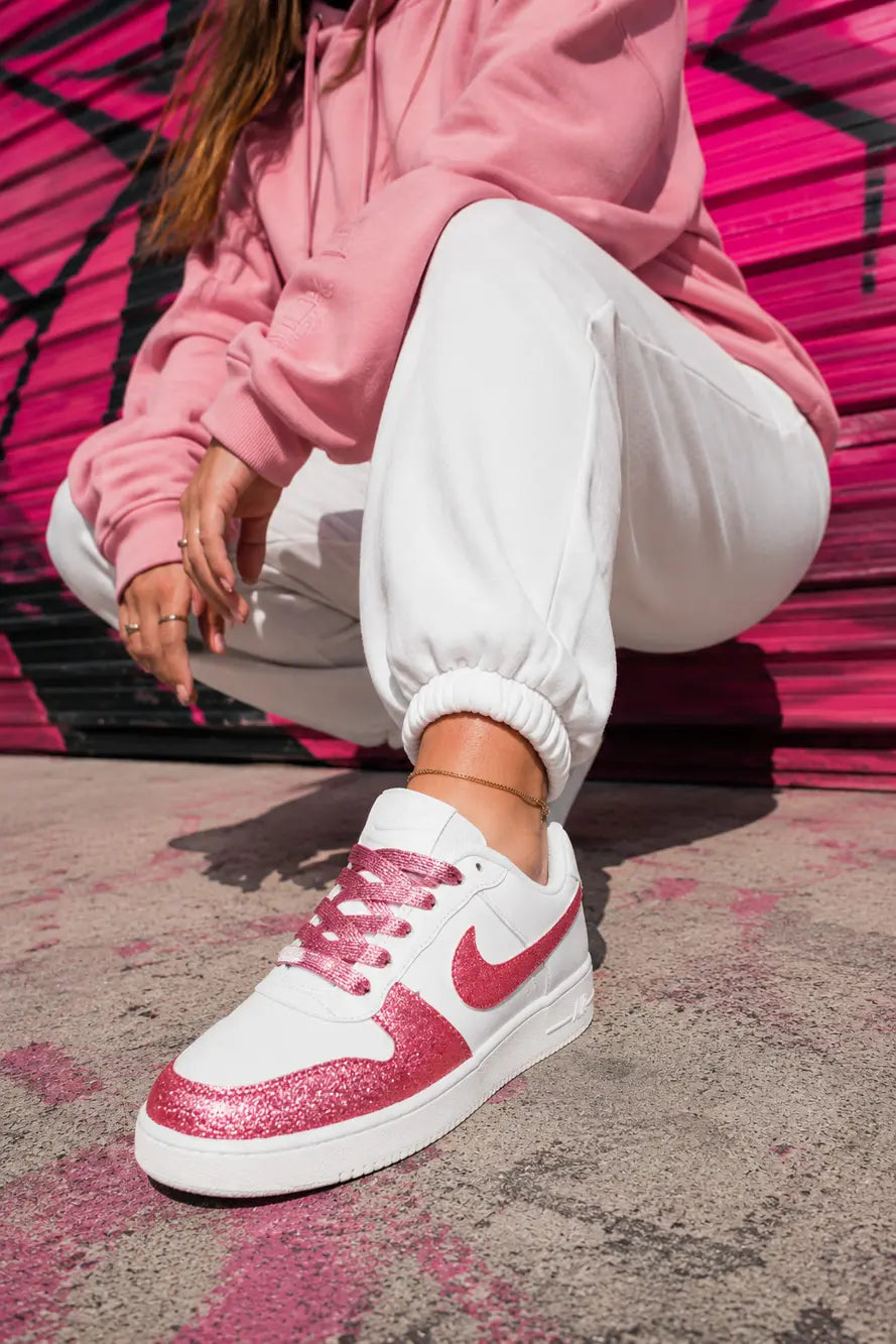 Basket Nike Air Force glitter rose portée avec outfit streetwear femme blanc et rose, sneaker personnalisée à paillettes roses