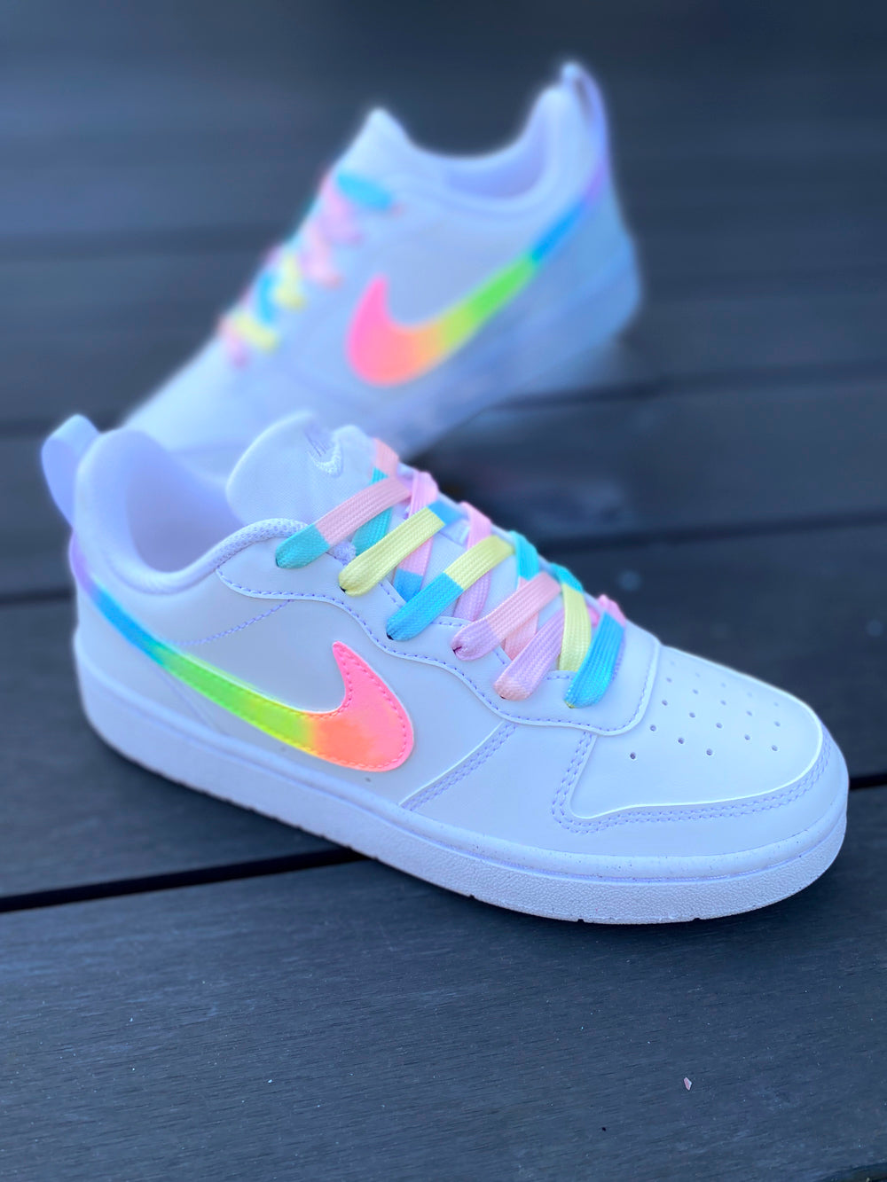 Un modèle original et flashy : baskets Nike avec un effet arc-en-ciel fluo qui ne passe pas inaperçu.