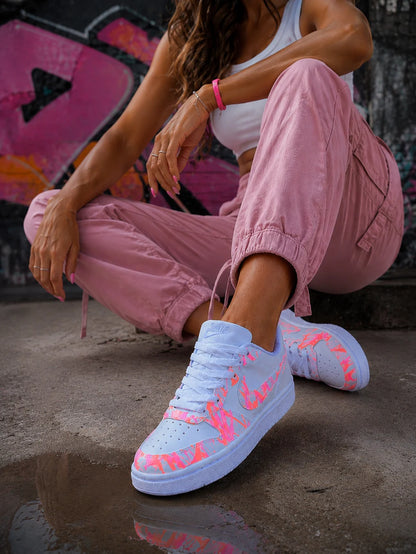 Nike blanche customisée rose corail avec design coloré fait sur mesure