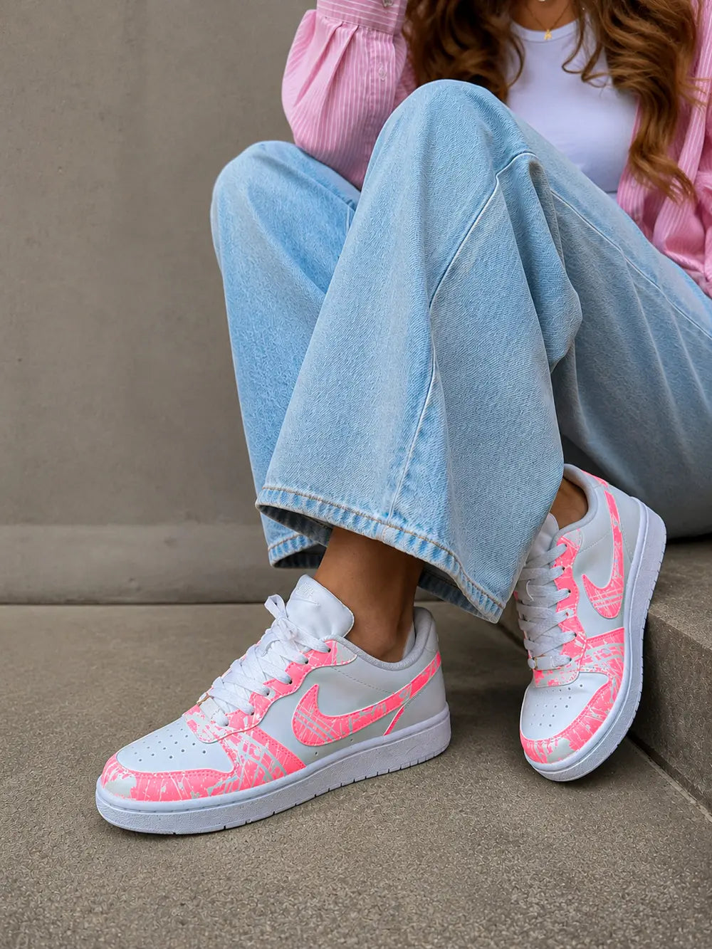 Nike Borough blanche et corail personnalisée pour femme avec design premium peint à la main et effet splash moderne