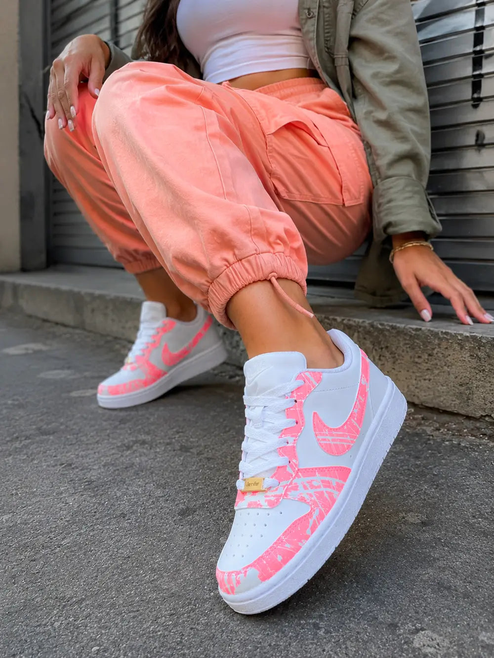 Basket custom femme blanche et corail fluo portée avec jean oversize dans un style urbain tendance