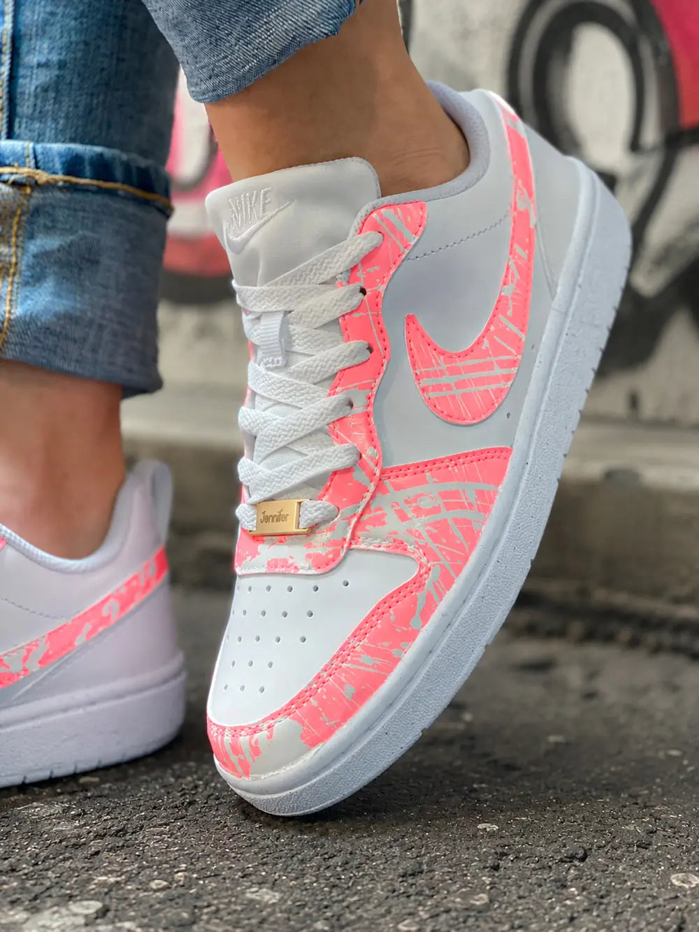 Nike Borough femme corail néon personnalisée style streetwear avec effet splash rose et détails peints à la main