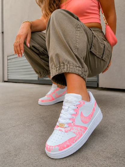 Nike Borough personnalisée femme corail fluo portée avec tenue kaki streetwear et design artistique moderne