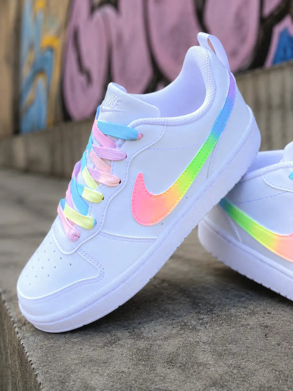Nike Borough pastel femme personnalisée avec swoosh arc-en-ciel et lacets multicolores style streetwear tendance