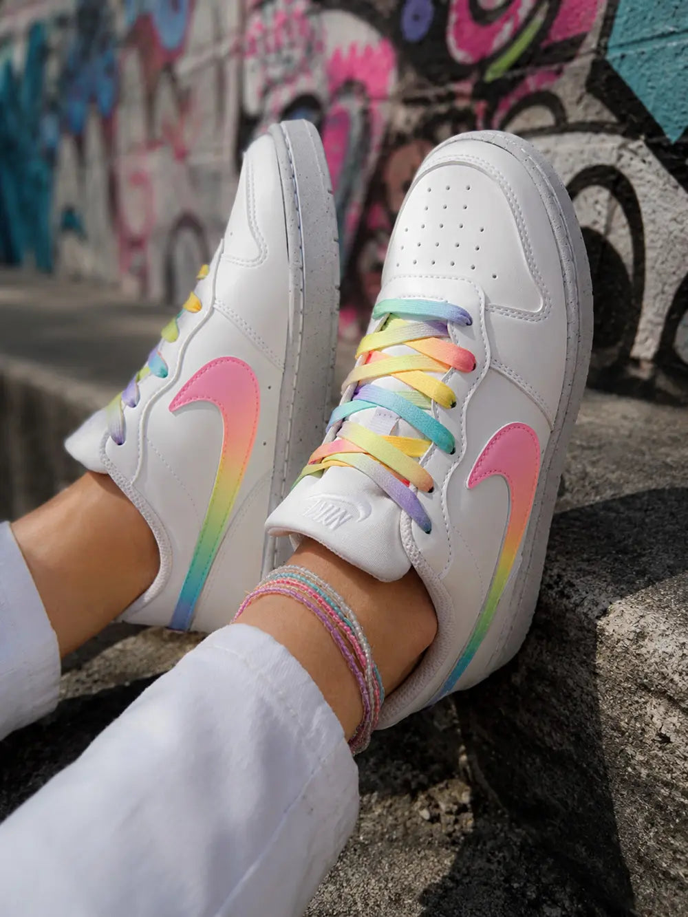 Nike Borough femme pastel multicolore portée avec tenue casual chic et design rainbow personnalisé artisanal