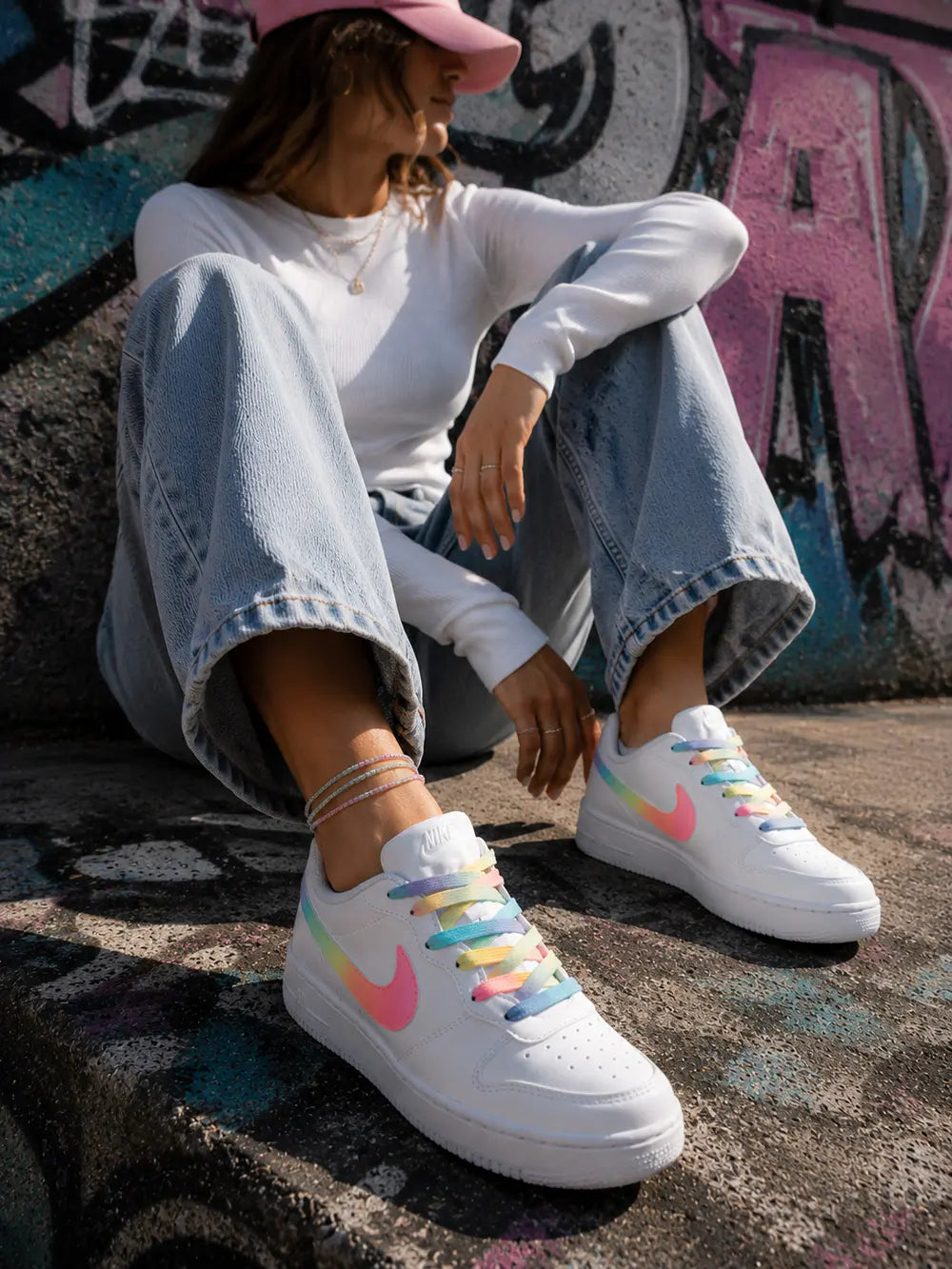 Basket Nike Borough pastel femme custom avec lacets rainbow et ambiance graffiti urbaine tendance Pinterest