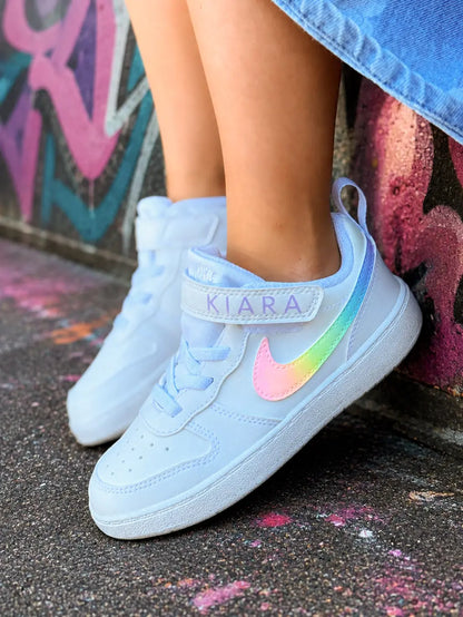 Nike Court Borough enfant personnalisée aux couleurs pastel avec effet arc-en-ciel, idéale pour un look tendance et coloré.