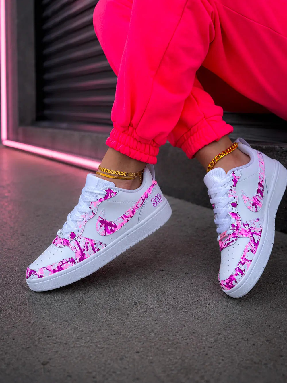 Nike Court Borough Low custom rose fuchsia portée femme avec look streetwear rose, sneakers personnalisées premium tendance.