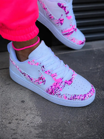Basket Nike custom femme rose fuchsia et violet avec effet peinture abstraite splash sur base blanche, sneakers personnalisées tendance mode streetwear.