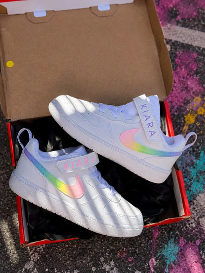 Paire de baskets Nike personnalisées pour enfant avec effet pastel multicolore et finition premium.