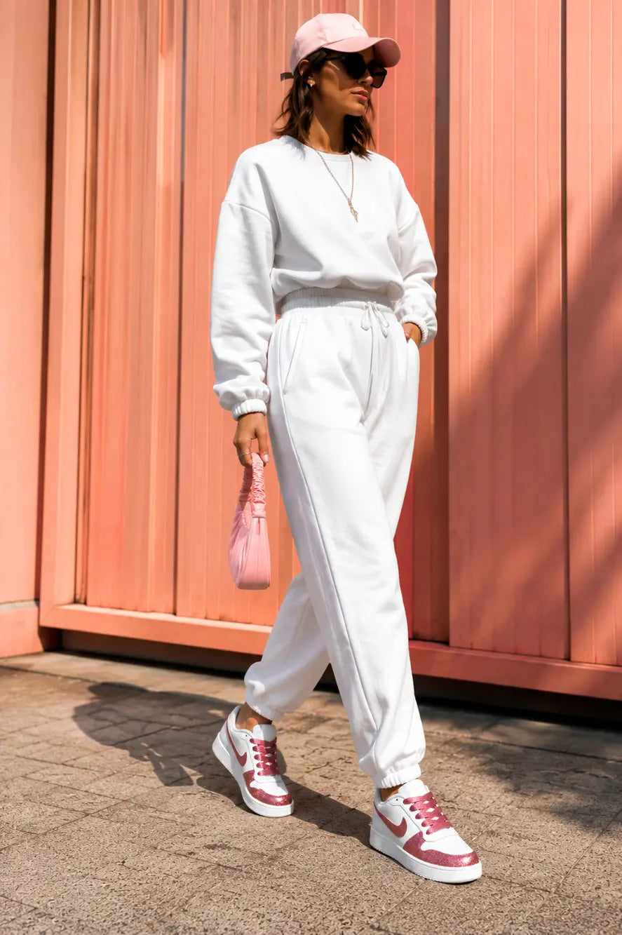 Baskets Nike custom rose glitter femme dans un look urbain chic avec jogging blanc et ambiance streetwear premium