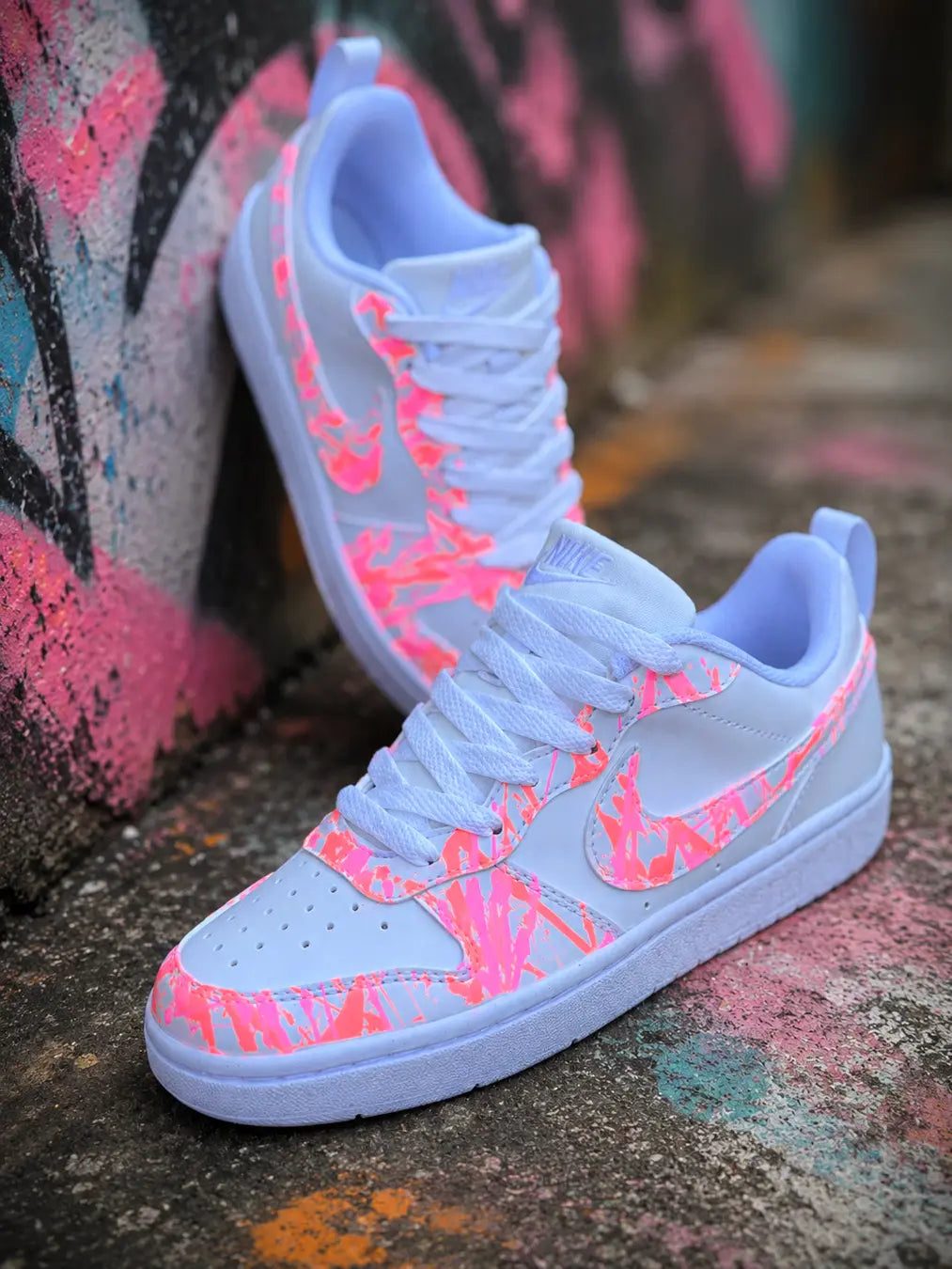 Sneakers Nike personnalisées roses pour femme avec custom peinture unique