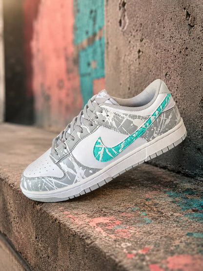 Basket Nike Dunk personnalisée gris et turquoise avec custom peinture artisanale réalisée à la main en France.