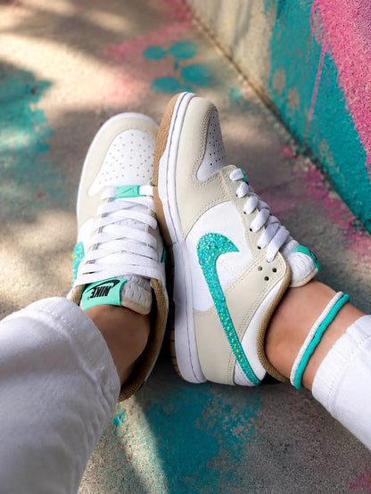 Basket Nike personnalisée avec strass turquoise et finition brillante réalisée à la main