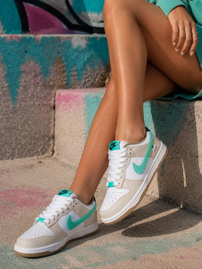 Nike Dunk Low custom avec strass turquoise, style streetwear et personnalisation exclusive