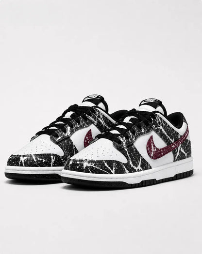 Basket Nike Dunk Low personnalisée noir blanc et bordeaux au style streetwear chic avec design artistique inspiré du dripping peinture.
