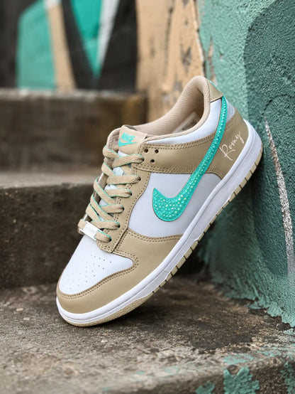 Nike Dunk Low custom beige sable avec swoosh turquoise pailleté réalisée à la main.