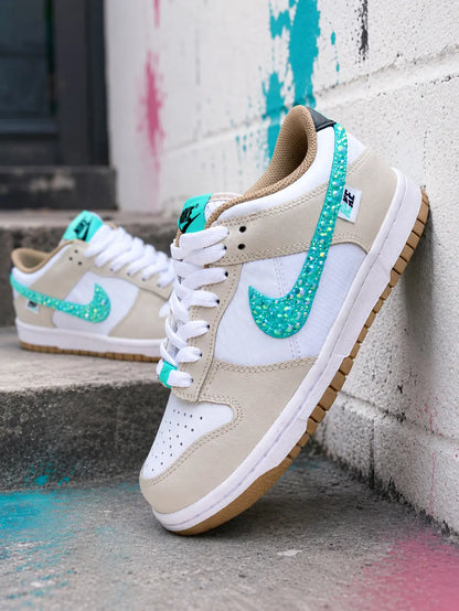 Basket Nike Dunk Low femme personnalisée avec swoosh turquoise et détails strass brillants