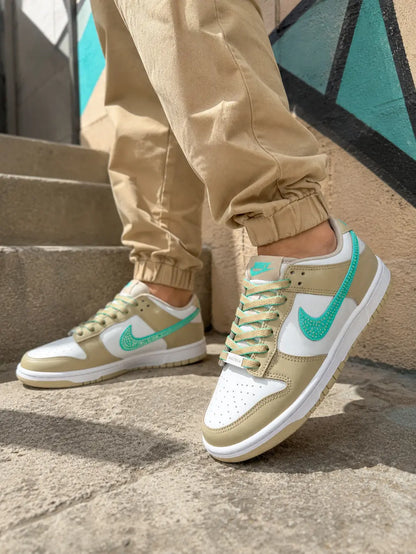 Basket Nike personnalisée beige sable portée avec finition artisanale et personnalisation turquoise.
