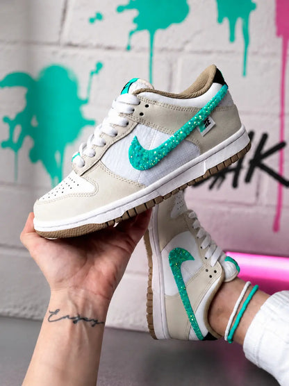 Nike Dunk Low femme beige avec personnalisation turquoise et strass sur le swoosh