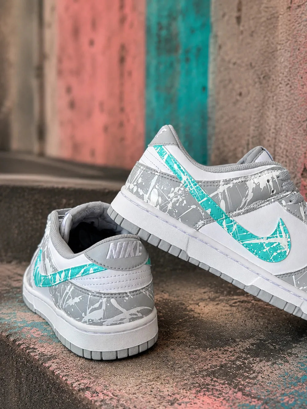 Basket Nike Dunk personnalisée gris et turquoise avec custom peinture artisanale réalisée à la main en France.