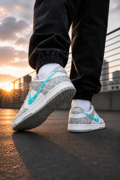 Nike Dunk custom femme gris et turquoise, baskets personnalisées peintes à la main au style streetwear premium.