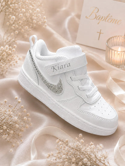 Basket personnalisée Nike blanche pour enfant avec strass argent, idéale pour un baptême, une cérémonie ou un événement familial chic.