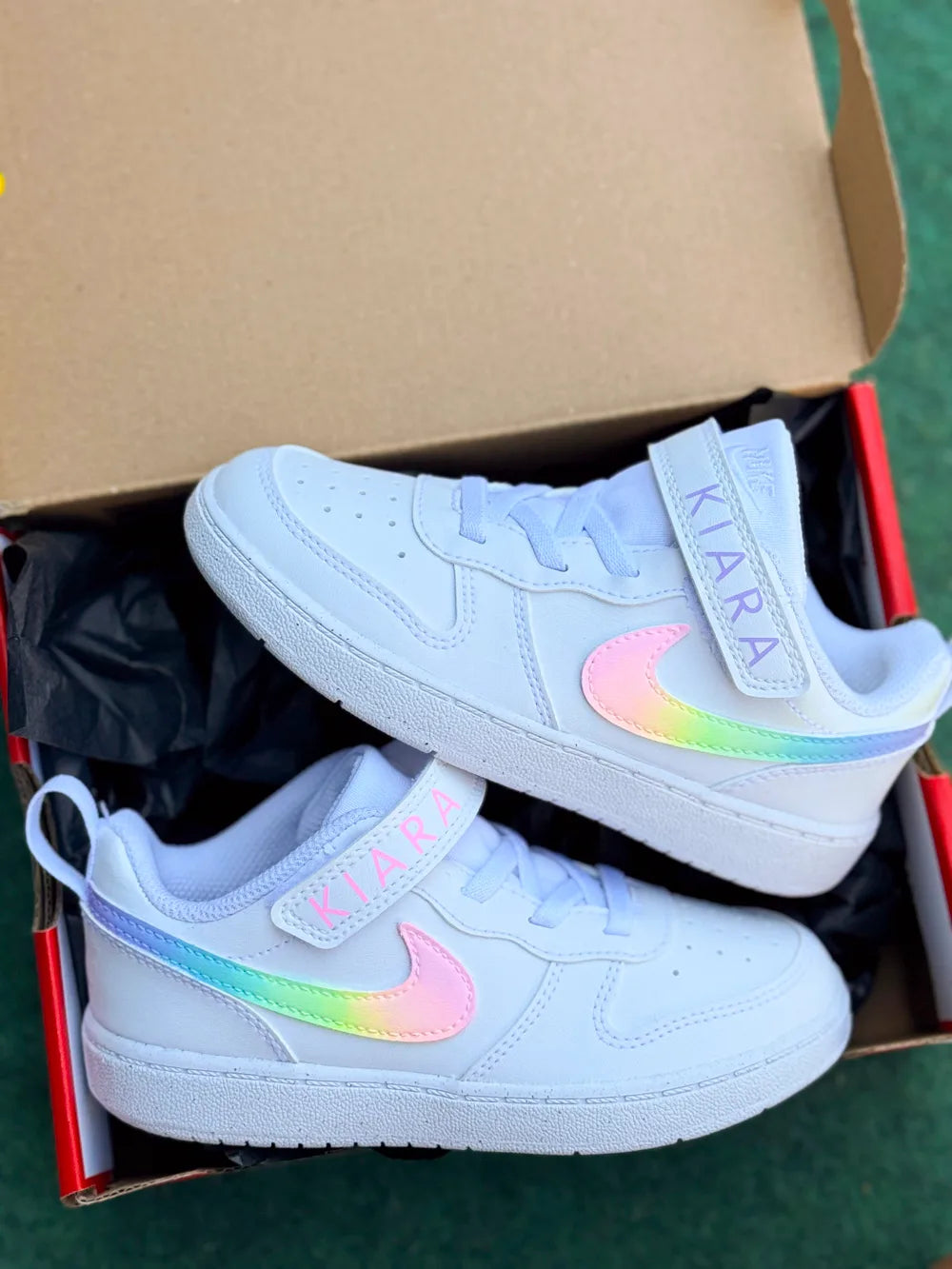 Détail peinture pastel sur baskets Nike enfant