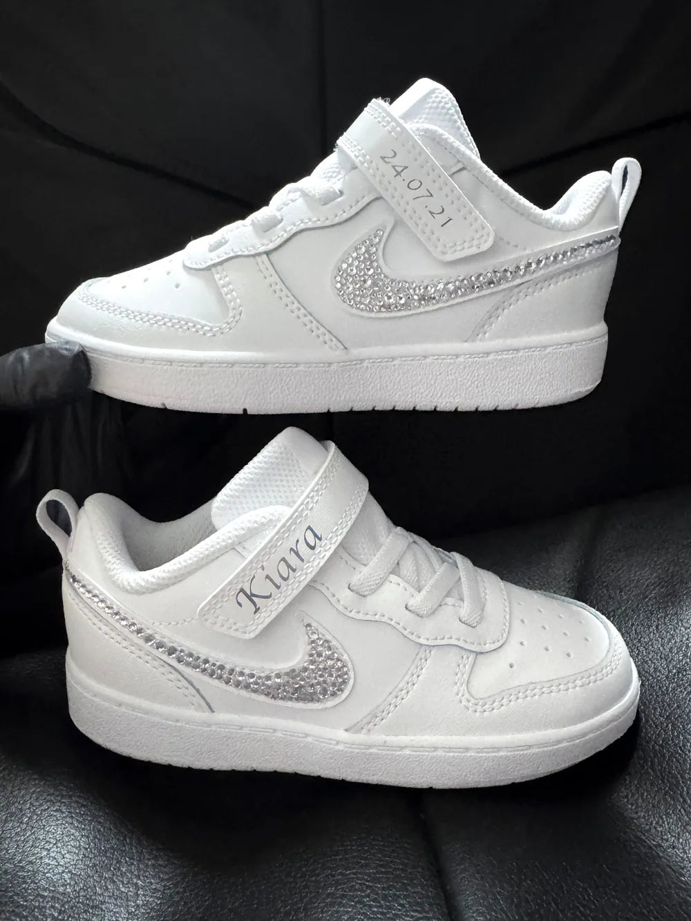 Détail strass blancs posés à la main sur baskets Nike enfant