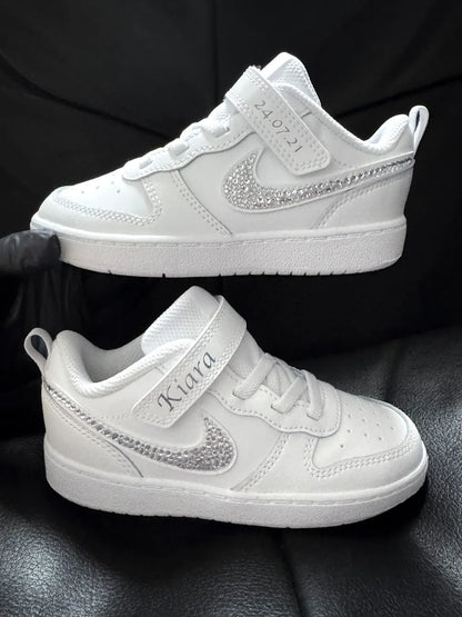 Détail strass blancs posés à la main sur baskets Nike enfant