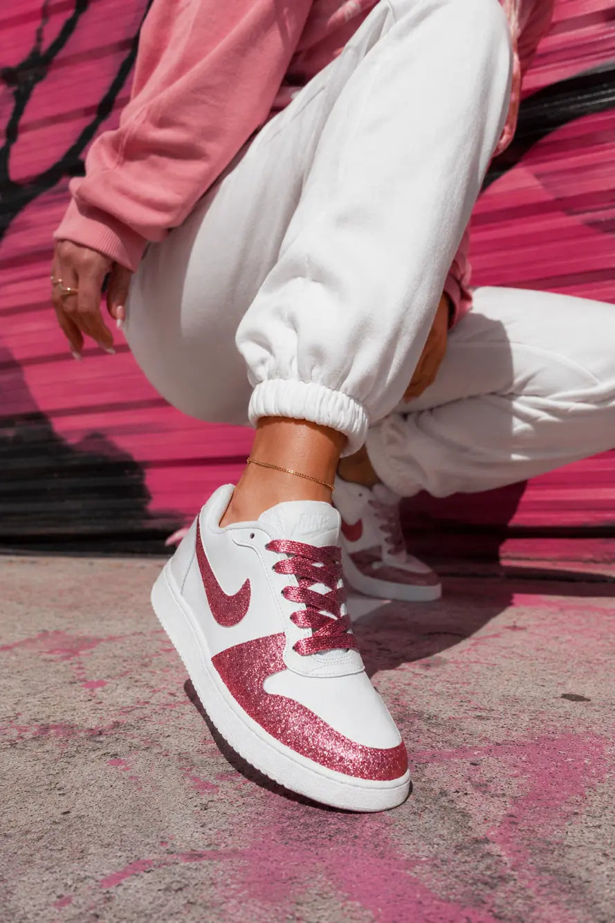 Nike glitter rose personnalisée pour femme avec swoosh pailleté rose et lacets satinés roses, baskets custom premium style streetwear chic