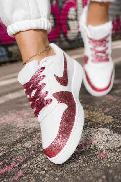 Nike glitter rose personnalisée pour femme avec swoosh pailleté rose et lacets satinés roses, baskets custom premium style streetwear chic