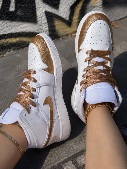 Nike Jordan Mid personnalisée or pailleté avec détails glitter dorés et lacets brillants pour femme