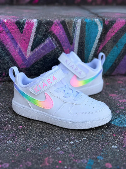 Nike enfant custom pastel avec swoosh arc-en-ciel et finitions artisanales pour fille.