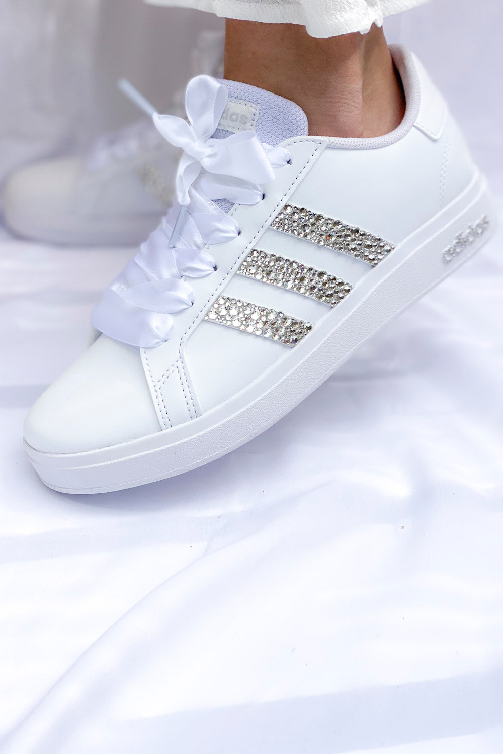 sneakers blanches a strass pour mariage chic