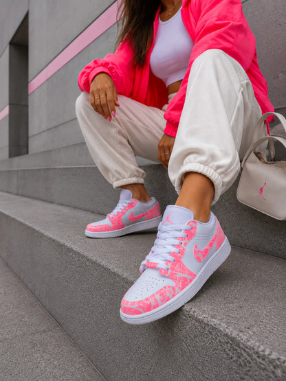Basket personnalisée femme inspirée de la Air Jordan Low avec finitions rose fluo et design exclusif.