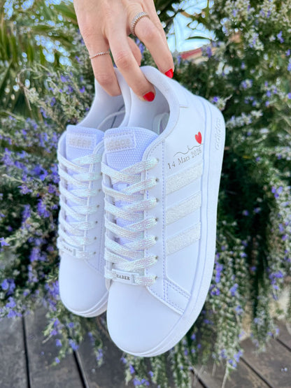 Sneakers Adidas blanches de mariage avec lacets brillants et bandes scintillantes personnalisées.