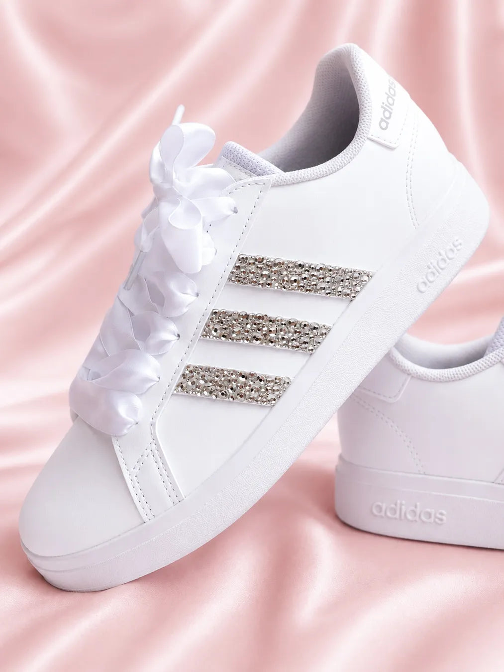 Chaussure mariage femme Adidas customisée avec strass brillants et design élégant réalisé à la main.
