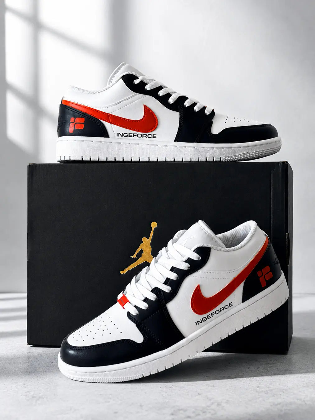 Baskets personnalisées pour entreprise avec logo et couleurs de la marque, réalisées sur une paire de Nike authentique.