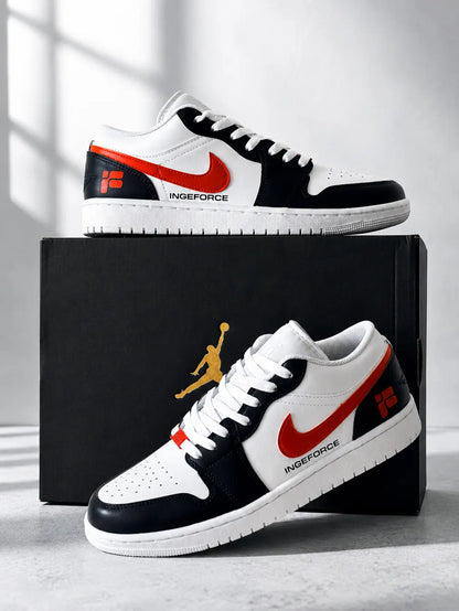 Baskets personnalisées pour entreprise avec logo et couleurs de la marque, réalisées sur une paire de Nike authentique.