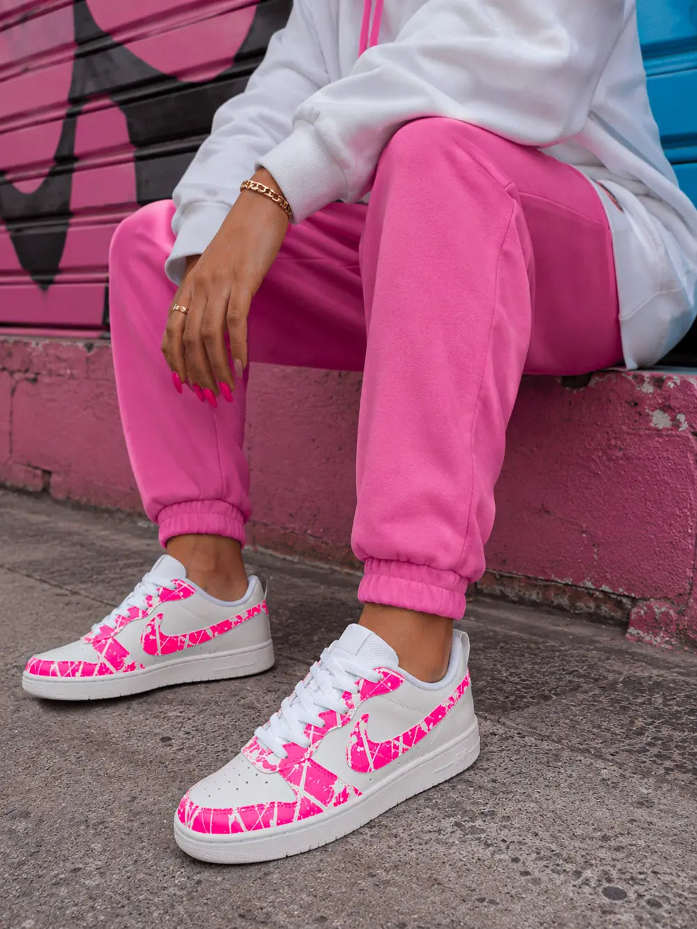 Basket Nike custom rose fluorescente portée, sneakers personnalisées femme au style streetwear tendance